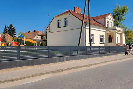 Szkoła Podstawowa w Chwałkowie Kościelnym - budowa nowego placu zabaw i ogrodzenia terenu