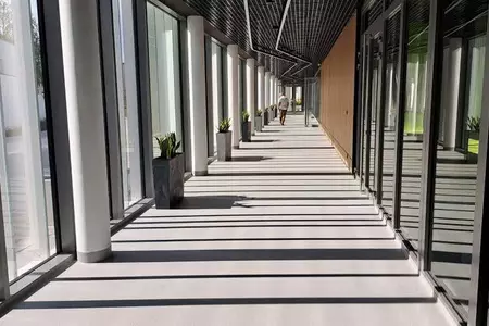 Ciąg komunikacyjny w hali widowiskowo-sportowej w Książu Wlkp.