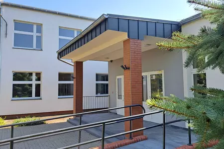 Szkoła Podstawowa w Mchach - modernizacja i docieplenie elewacji zewnątrznej