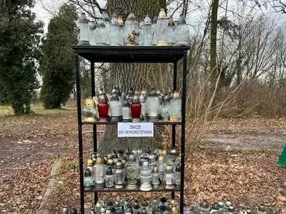 Zniczodzielnia na parafialnym cmentarzu w Książu Wlkp. 