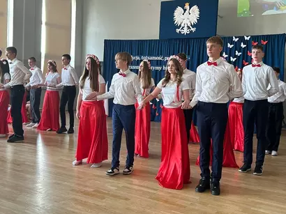 Wiosna Ludów w ksiąskiej szkole ze świętem patrona w tle