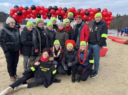 Przejście po czerwonym dywanie i hop do wody czyli walentynkowe morsowanie w Jarosławkach