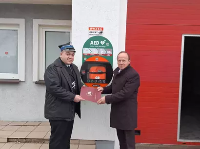 Zewnętrzne defibrylatory w Książu i w Mchach