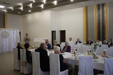 Zdjęcia przedstawiają uczestników biorących udział w uroczystości zorganizowanej z okazji wręczenia Medali za Długoletnie Pożycie Małżeńskie.  