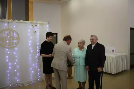 Zdjęcia przedstawiają uczestników biorących udział w uroczystości zorganizowanej z okazji wręczenia Medali za Długoletnie Pożycie Małżeńskie.  