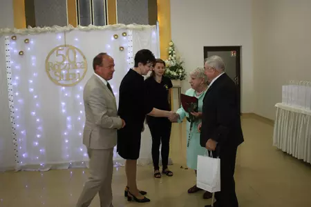 Zdjęcia przedstawiają uczestników biorących udział w uroczystości zorganizowanej z okazji wręczenia Medali za Długoletnie Pożycie Małżeńskie.  