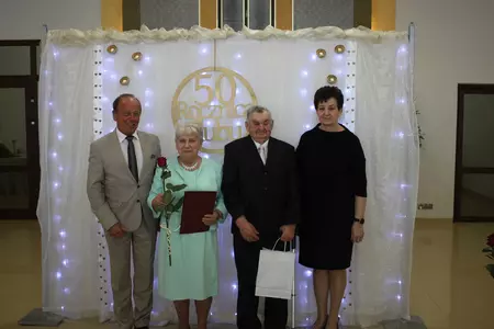 Zdjęcia przedstawiają uczestników biorących udział w uroczystości zorganizowanej z okazji wręczenia Medali za Długoletnie Pożycie Małżeńskie.  