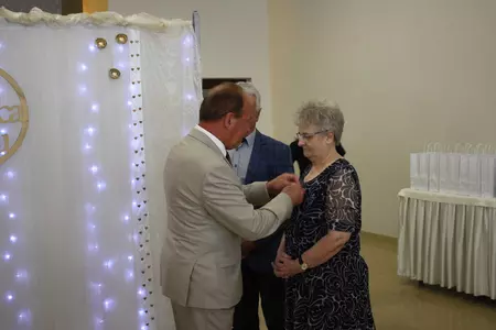 Zdjęcia przedstawiają uczestników biorących udział w uroczystości zorganizowanej z okazji wręczenia Medali za Długoletnie Pożycie Małżeńskie.  