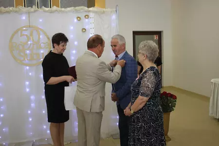Zdjęcia przedstawiają uczestników biorących udział w uroczystości zorganizowanej z okazji wręczenia Medali za Długoletnie Pożycie Małżeńskie.  