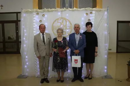 Zdjęcia przedstawiają uczestników biorących udział w uroczystości zorganizowanej z okazji wręczenia Medali za Długoletnie Pożycie Małżeńskie.  