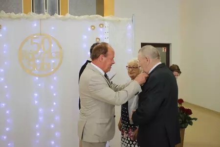 Zdjęcia przedstawiają uczestników biorących udział w uroczystości zorganizowanej z okazji wręczenia Medali za Długoletnie Pożycie Małżeńskie.  