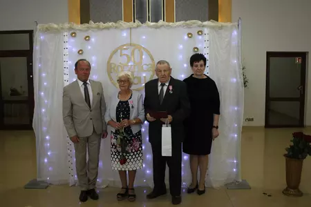 Zdjęcia przedstawiają uczestników biorących udział w uroczystości zorganizowanej z okazji wręczenia Medali za Długoletnie Pożycie Małżeńskie.  