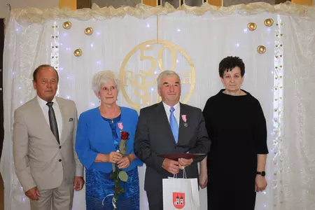 Zdjęcia przedstawiają uczestników biorących udział w uroczystości zorganizowanej z okazji wręczenia Medali za Długoletnie Pożycie Małżeńskie.  
