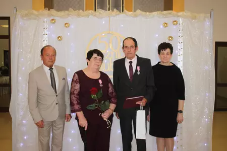 Zdjęcia przedstawiają uczestników biorących udział w uroczystości zorganizowanej z okazji wręczenia Medali za Długoletnie Pożycie Małżeńskie.  