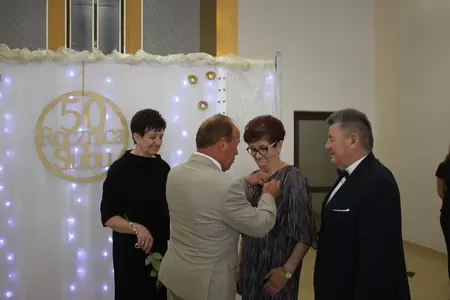 Zdjęcia przedstawiają uczestników biorących udział w uroczystości zorganizowanej z okazji wręczenia Medali za Długoletnie Pożycie Małżeńskie.  