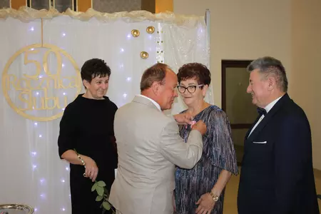 Zdjęcia przedstawiają uczestników biorących udział w uroczystości zorganizowanej z okazji wręczenia Medali za Długoletnie Pożycie Małżeńskie.  
