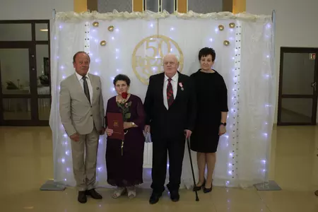 Zdjęcia przedstawiają uczestników biorących udział w uroczystości zorganizowanej z okazji wręczenia Medali za Długoletnie Pożycie Małżeńskie.  