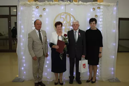 Zdjęcia przedstawiają uczestników biorących udział w uroczystości zorganizowanej z okazji wręczenia Medali za Długoletnie Pożycie Małżeńskie.  