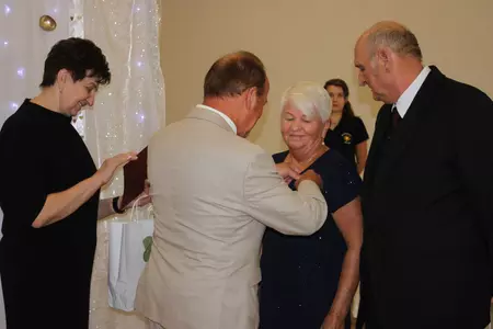 Zdjęcia przedstawiają uczestników biorących udział w uroczystości zorganizowanej z okazji wręczenia Medali za Długoletnie Pożycie Małżeńskie.  