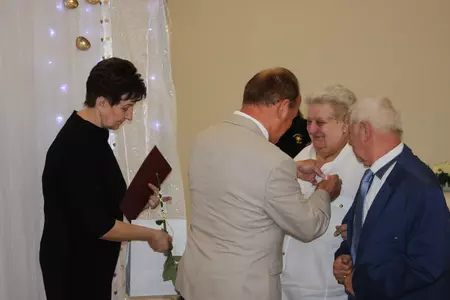 Zdjęcia przedstawiają uczestników biorących udział w uroczystości zorganizowanej z okazji wręczenia Medali za Długoletnie Pożycie Małżeńskie.  