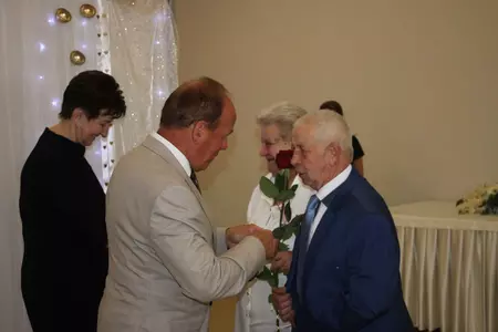Zdjęcia przedstawiają uczestników biorących udział w uroczystości zorganizowanej z okazji wręczenia Medali za Długoletnie Pożycie Małżeńskie.  