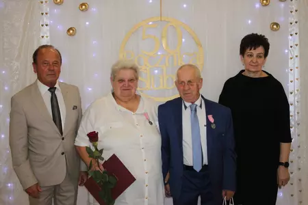 Zdjęcia przedstawiają uczestników biorących udział w uroczystości zorganizowanej z okazji wręczenia Medali za Długoletnie Pożycie Małżeńskie.  