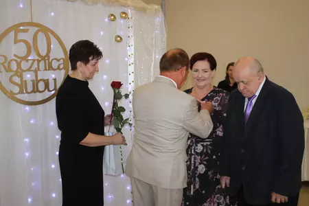 Zdjęcia przedstawiają uczestników biorących udział w uroczystości zorganizowanej z okazji wręczenia Medali za Długoletnie Pożycie Małżeńskie.  