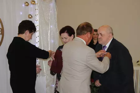 Zdjęcia przedstawiają uczestników biorących udział w uroczystości zorganizowanej z okazji wręczenia Medali za Długoletnie Pożycie Małżeńskie.  