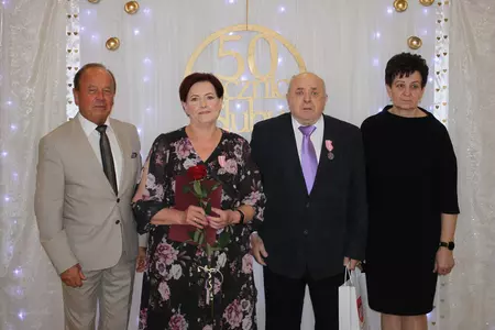Zdjęcia przedstawiają uczestników biorących udział w uroczystości zorganizowanej z okazji wręczenia Medali za Długoletnie Pożycie Małżeńskie.  