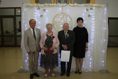 Zdjęcia przedstawiają uczestników biorących udział w uroczystości zorganizowanej z okazji wręczenia Medali za Długoletnie Pożycie Małżeńskie.  