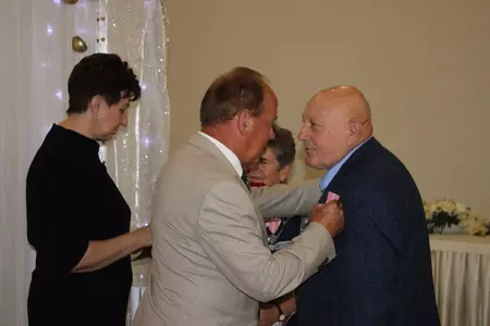 Zdjęcia przedstawiają uczestników biorących udział w uroczystości zorganizowanej z okazji wręczenia Medali za Długoletnie Pożycie Małżeńskie.  