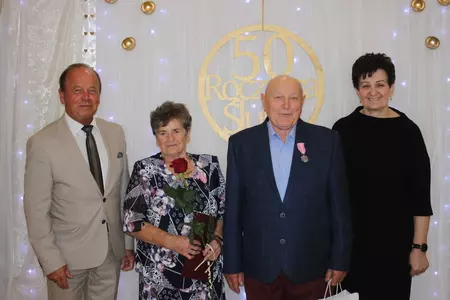 Zdjęcia przedstawiają uczestników biorących udział w uroczystości zorganizowanej z okazji wręczenia Medali za Długoletnie Pożycie Małżeńskie.  
