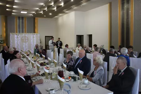 Zdjęcia przedstawiają uczestników biorących udział w uroczystości zorganizowanej z okazji wręczenia Medali za Długoletnie Pożycie Małżeńskie.  