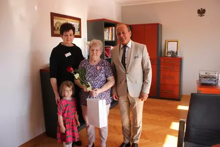 Zdjęcia przedstawiają uczestników biorących udział w uroczystości zorganizowanej z okazji wręczenia Medali za Długoletnie Pożycie Małżeńskie.  