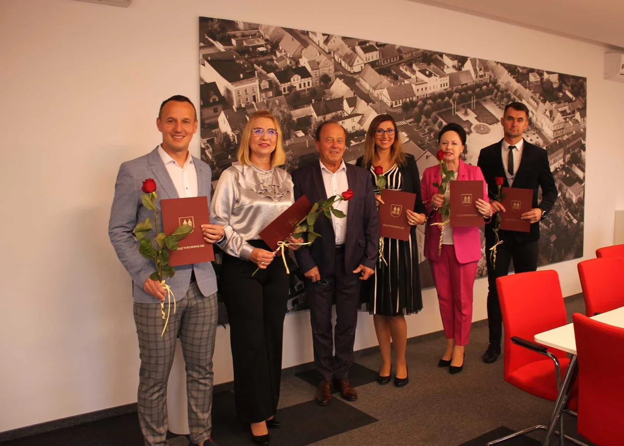 Burmistrz wręczył nagrody z okazji Dnia Nauczyciela