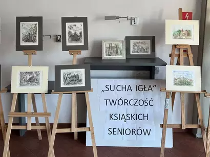Wystawa prac seniorów w holu Urzędu Miejskiego