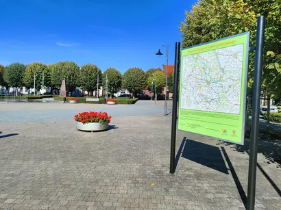 Odnowiona tablica z mapą turystyczną regionu na ksiąskim rynku